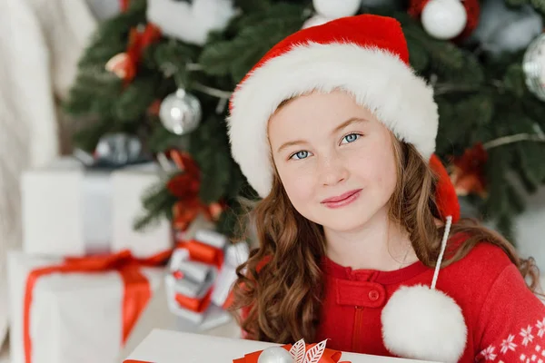 Feliz menina animado criança segurando caixa de presente de Natal . — Fotografia de Stock