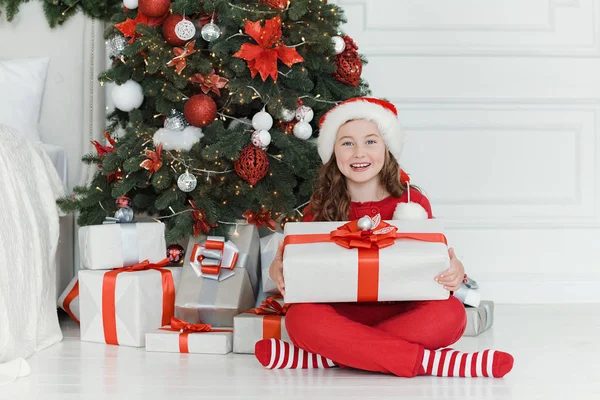 Felice ragazza eccitata bambino in possesso di scatola regalo di Natale . — Foto Stock