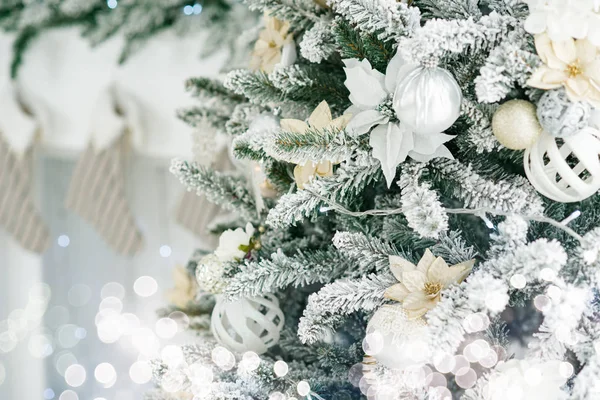 Διακοσμημένο χριστουγεννιάτικο δέντρο σε θολή, αφρώδη και νεράιδα φως φόντο. — Φωτογραφία Αρχείου
