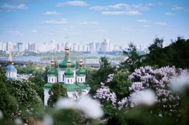 Yay Kyiv Panorama. Kilise, çiçek açan Ukrayna.