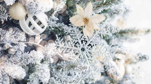 Albero di Natale decorato su sfondo chiaro sfocato, scintillante e fata . — Foto Stock