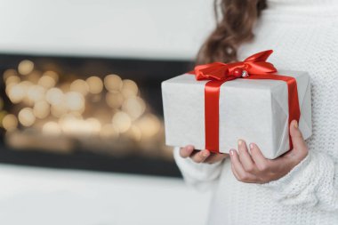 Mutlu heyecanlı kız çocuğu Noel hediyesi kutusunu tutuyor..