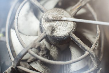 Bilgisayar bilgisayar işlemci soğutucusundaki toz, anakart ve bilgisayar durum parçasıyla.