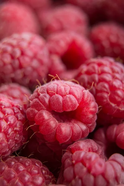 Vitamine. Sommerbeeren. Himbeeren im Hintergrund. Nahaufnahme, selektiver Fokus Erntekonzept. — Stockfoto