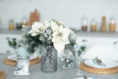 Akşam yemeği için modern İskandinav Masası Ayarları.