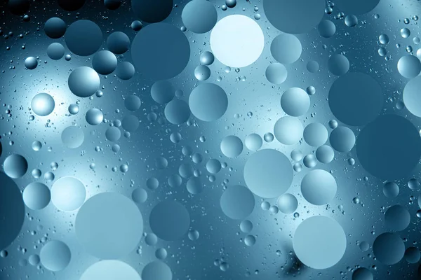 Huile avec bulles sur un fond coloré. Contexte abstrait. Concentration sélective douce — Photo