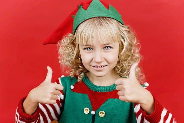 Kislány Santa elf segítő jelmez élénk piros élénk színes háttér. — Stock Fotó