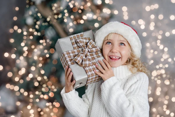 Счастливая взволнованная девочка держит в руках коробку с подарками . — стоковое фото