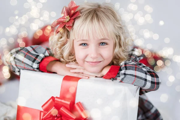 Feliz menina animado criança segurando caixa de presente de Natal . — Fotografia de Stock