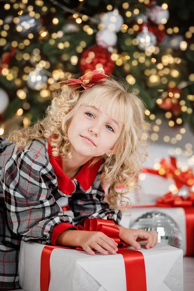 Boldog izgatott lány gyermek kezében karácsonyi ajándék doboz. — Stock Fotó