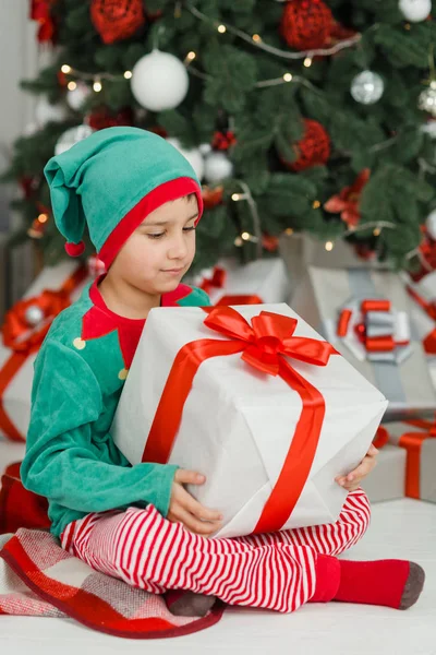 Criança feliz animado segurando caixa de presente de Natal . — Fotografia de Stock