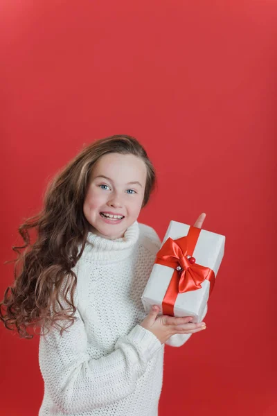 Feliz niña emocionada sosteniendo la caja de regalo de Navidad . — Foto de Stock