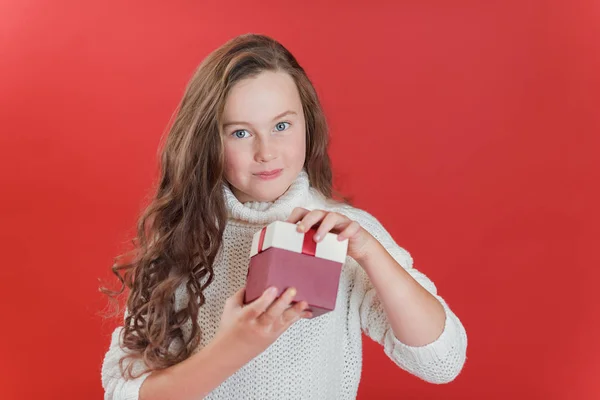 Mutlu heyecanlı kız çocuğu Noel hediyesi kutusunu tutuyor.. — Stok fotoğraf
