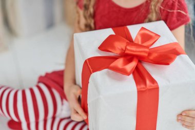 Noel hediyeli küçük çocuğun elleri. Tanınamaz halde..