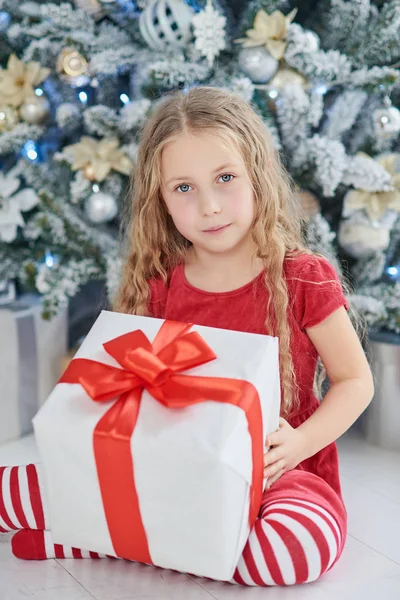 Feliz menina animado criança segurando caixa de presente de Natal . — Fotografia de Stock