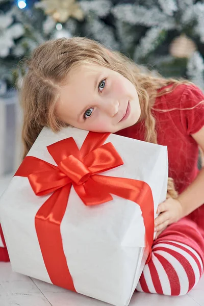 Feliz menina animado criança segurando caixa de presente de Natal . — Fotografia de Stock