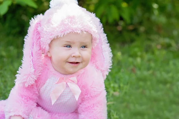 Children play with real rabbit. Laughing child at Easter egg hunt with pet bunny. — Stock Photo, Image