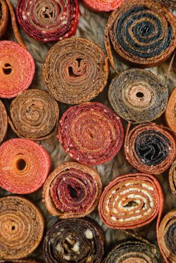 Tatlı püre meyveli pastil. Meyveli dürüm. Ev yapımı. Kurutulmuş böğürtlen ve meyvelerin doğal tatlısı..