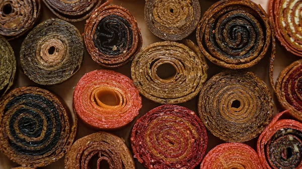 Tatlı püre meyveli pastil. Meyveli dürüm. Ev yapımı. Kurutulmuş böğürtlen ve meyvelerin doğal tatlısı..