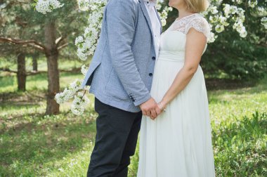 Mutlu bir koca ve hamile bir eşin dışarıda dinlenirken sabırsızlıkla bebeğini beklediği görüntüler. 