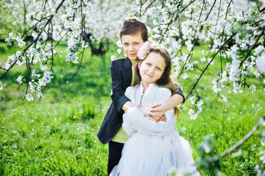 Erkek ve kız kardeşler bahçede.