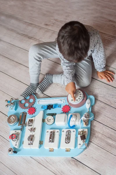 Bébé tout-petit mignon jouant avec la carte occupée à la maison — Photo