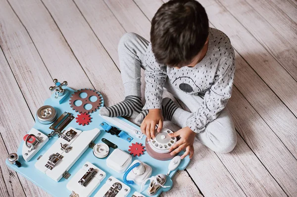 Bébé tout-petit mignon jouant avec la carte occupée à la maison — Photo