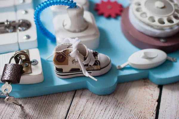 Sevimli bebek bebek oyun meşgul tahtası ile evde — Stok fotoğraf