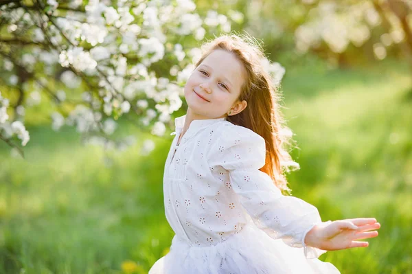 Дівчина нюхає квіти яблучного саду. сад з квітковими деревами . — стокове фото