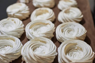 Kremalı pasta yapma süreci tatlı endüstrisi, kitle veya hacim üretimi. Pasta şefi tatlı yapıyor.