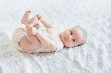 Bacak tutmaya yakın durun. Yenidoğan 4 aylık yetenek konsepti.