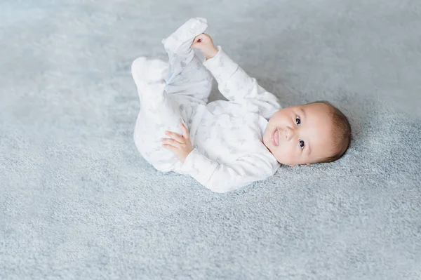 Sluit de benen vast. Pasgeboren 4 maanden vaardigheidsconcept. — Stockfoto