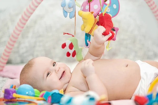 Baby Spielt Mit Lernspielzeug Und Liegt Auf Teppich — Stockfoto