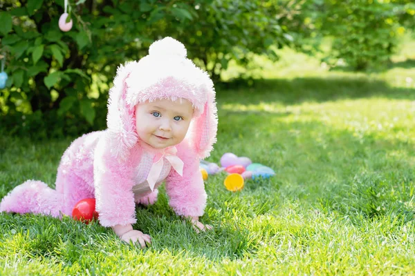 Roztomilý Dívka Dítě Růžové Králík Kostým Hrát Trávě Blízkosti Velikonoční — Stock fotografie