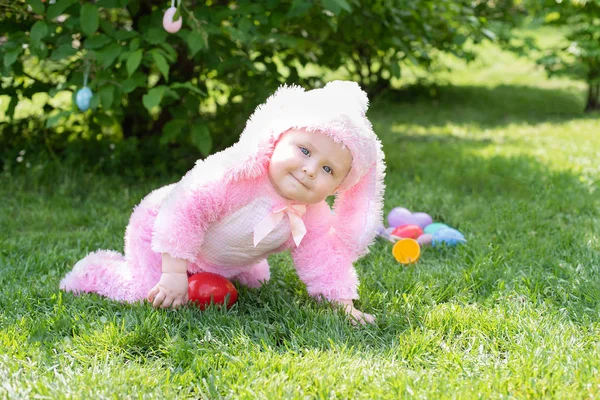 Fille Mignonne Enfant Costume Lapin Rose Jouant Sur Herbe Près — Photo
