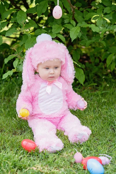 Fille Mignonne Enfant Costume Lapin Rose Tenant Oeuf Pâques Assis — Photo