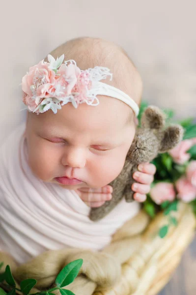 Bebê Recém Nascido Dia Grinalda Flores Segurando Coelho Brinquedo Deitado — Fotografia de Stock