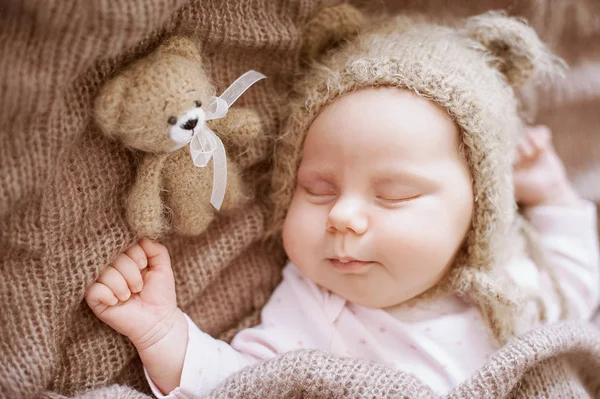 Şapkalı Günlük Yeni Doğmuş Bebek Yün Örtüde Uyuyor Hayatın Başlangıcı — Stok fotoğraf