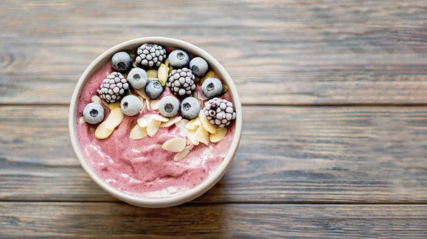 Sund Morgenmad Bær Smoothie Skål Toppet Med Blåbær Brombær Med - Stock-foto