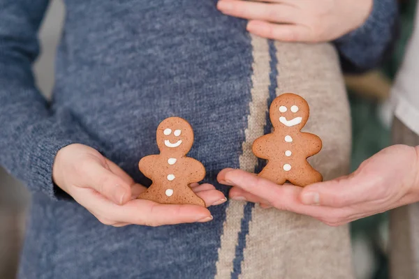 Gelukkige toekomstige vader die luistert naar de buik van zijn zwangere vrouw. zwangere mensen en het concept van verwachting in de vruchtbare leeftijd. — Stockfoto