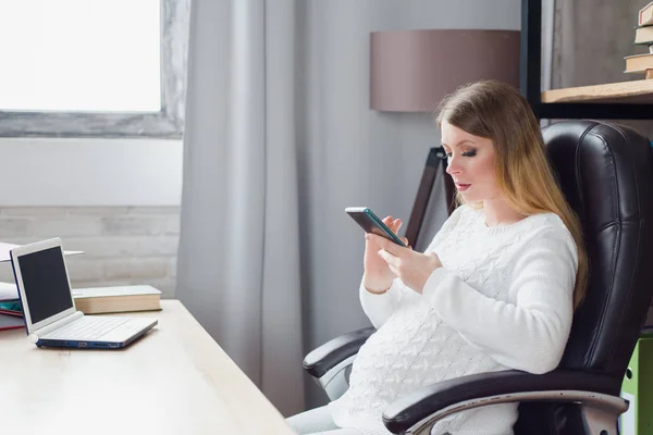 Zwangere vrouw die aan laptop werkt. Zakenvrouw op het werk. zwangerschap, bedrijf, werk en technologie concept — Stockfoto