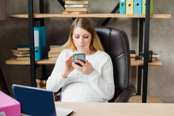 Zwangere vrouw die aan laptop werkt. Zakenvrouw op het werk. zwangerschap, bedrijf, werk en technologie concept — Stockfoto