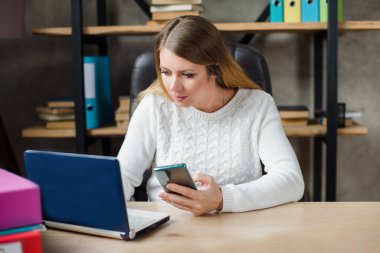 Bilgisayarda çalışan hamile bir kadın. İş yerindeki iş kadını. gebelik, iş, iş ve teknoloji kavramı