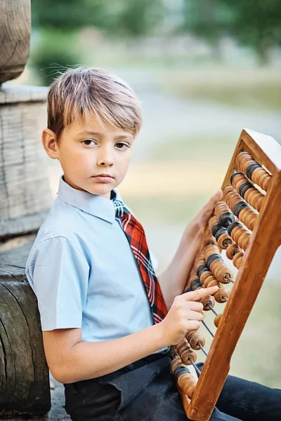 Estudante Pensativo Usando Grande Abacus Livre — Fotografia de Stock