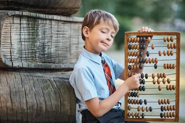 Bedachtzame Schooljongen Met Behulp Van Grote Abacus Outdoor — Stockfoto