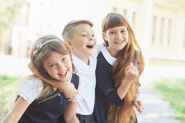 Opgewonden Basisschool Leerlingen Spelen Het Veld Pauze — Stockfoto