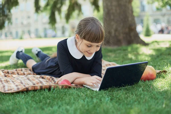 Kind met laptop computer. meisje met behulp van pc. Het leven online. Surfen op internet. Informatiebron. — Stockfoto