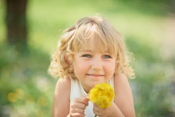 Girl enjoying floral aroma. Child enjoy life without allergy. — 图库照片