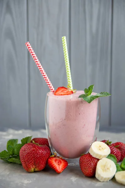 Jordbær og banan sund smoothie med friske jordbær i glas dekoreret med mynte . - Stock-foto