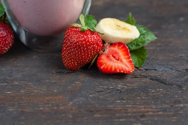 Jordbær og banan sund smoothie med friske jordbær i glas dekoreret med mynte . - Stock-foto